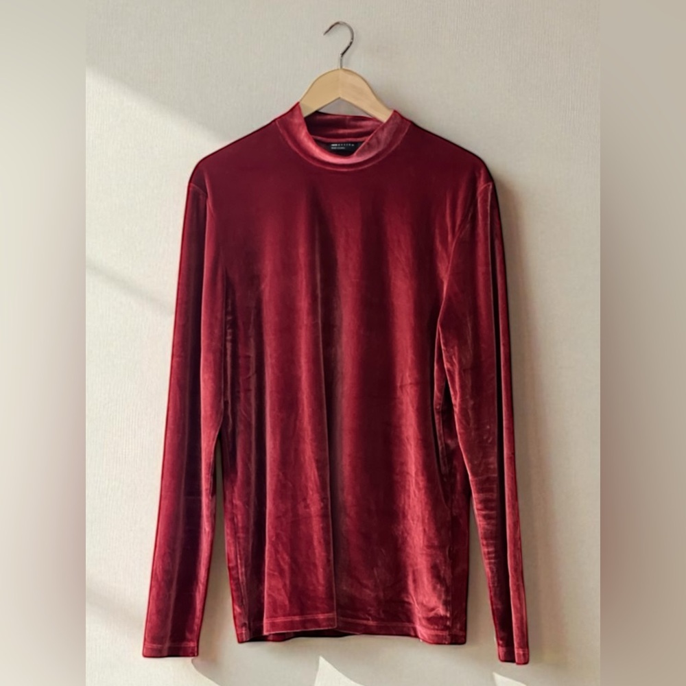 ASOS DESIGN muscle long sleeve t-shirt in burgundy velour with turtleneck - Picture 2 of 16